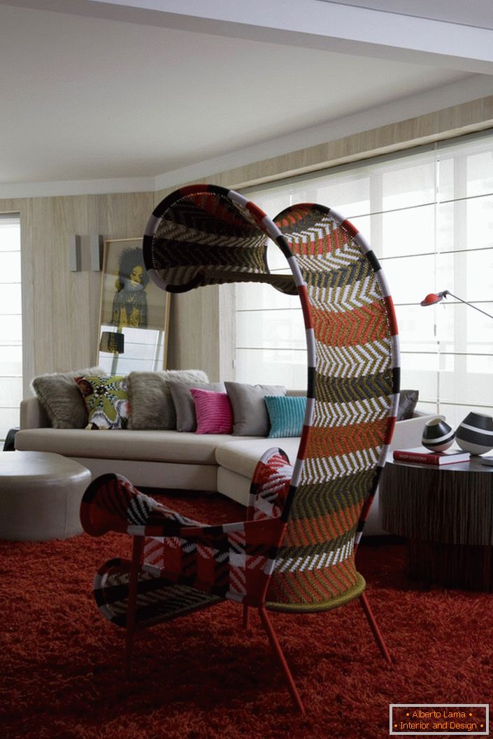 A bútorok tervezői az eco-stílusú nappaliban - textilszárnyas szék.