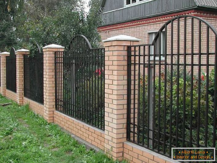 Egy elegáns, moduláris kerítés egy kis villa számára a leginkább elfogadhatónak tekinthető. 