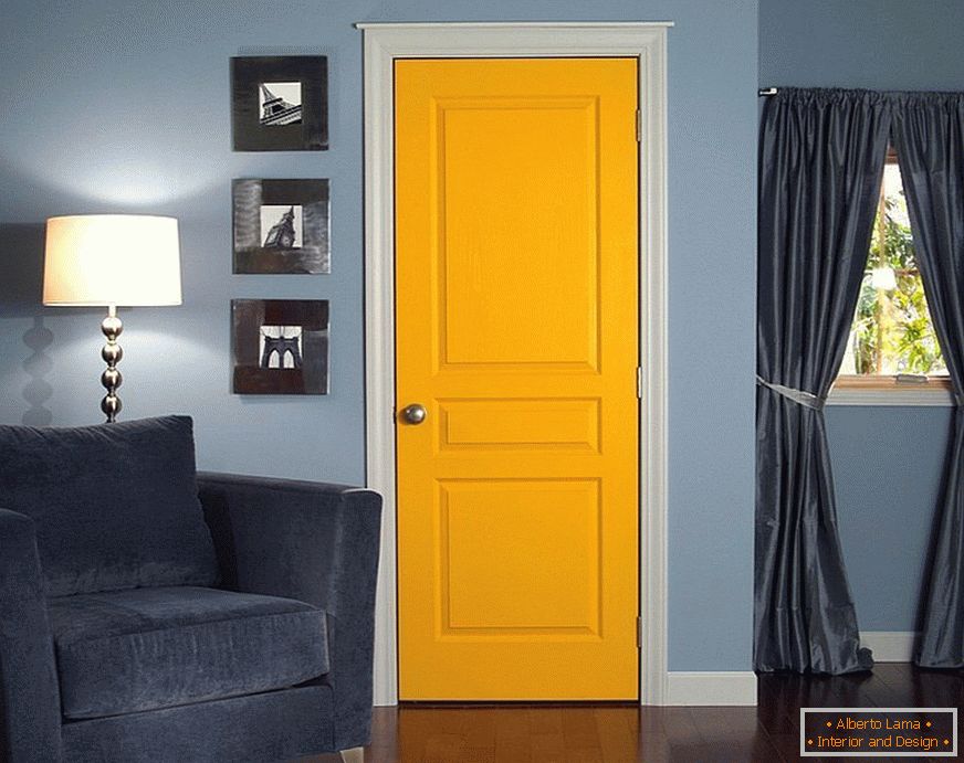 Kék falak és sárga ajtó