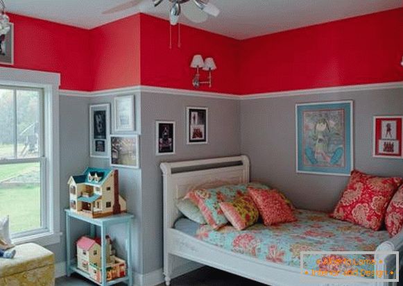 Vörös és kék színek kombinációja a gyermekszoba belsejében