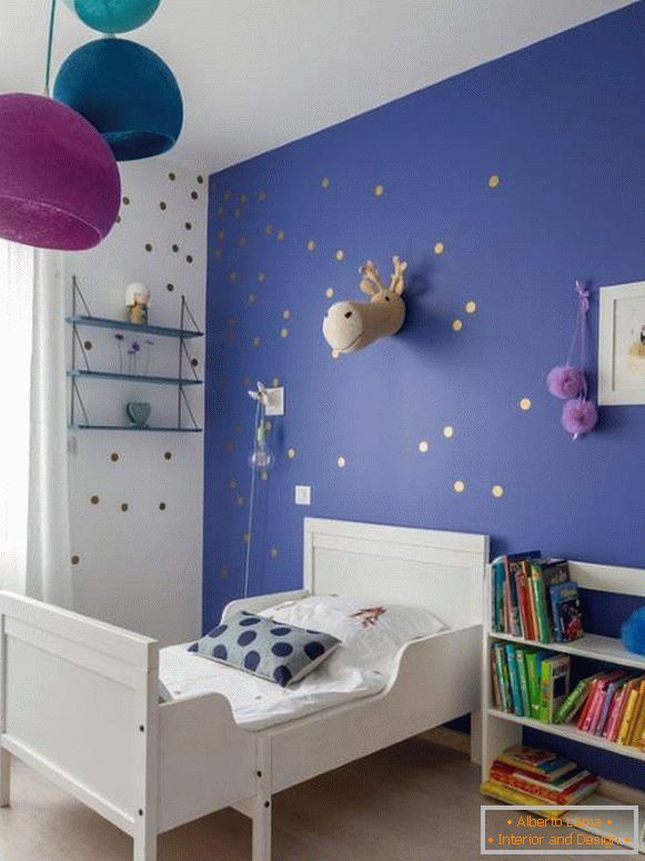 Kék színű falak a gyermekszobában lila díszítéssel