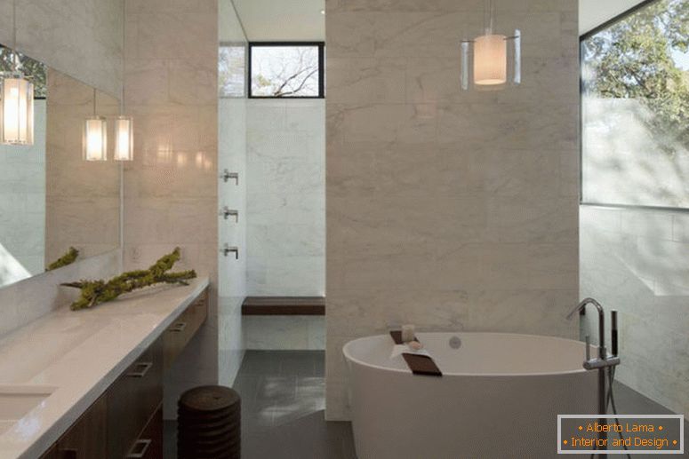 elegáns márvány-fürdőszoba-for-private-menny-aura-with-fürdő-tér-használó körös-fehér-kád-medál-lámpa fent is-közeli tükör-as-washingstand lámpák