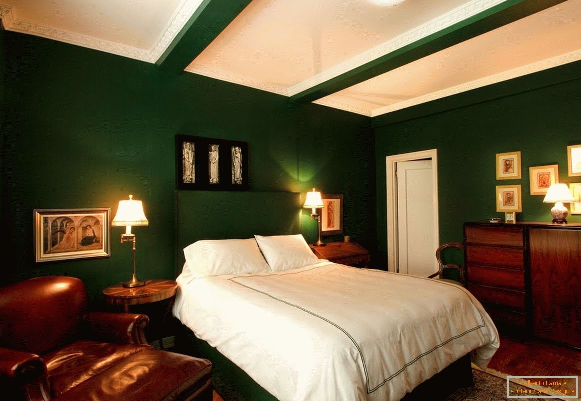 Fehér, sötétzöld és fa ideális kombináció a hálószobában