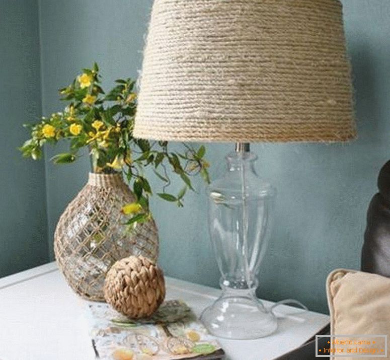 Váz, lámpa és magazin az asztalon