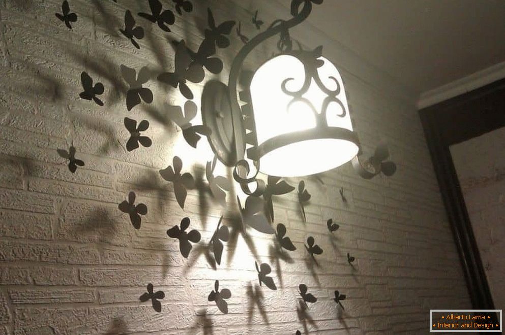 Pillangók a falon egy lámpával