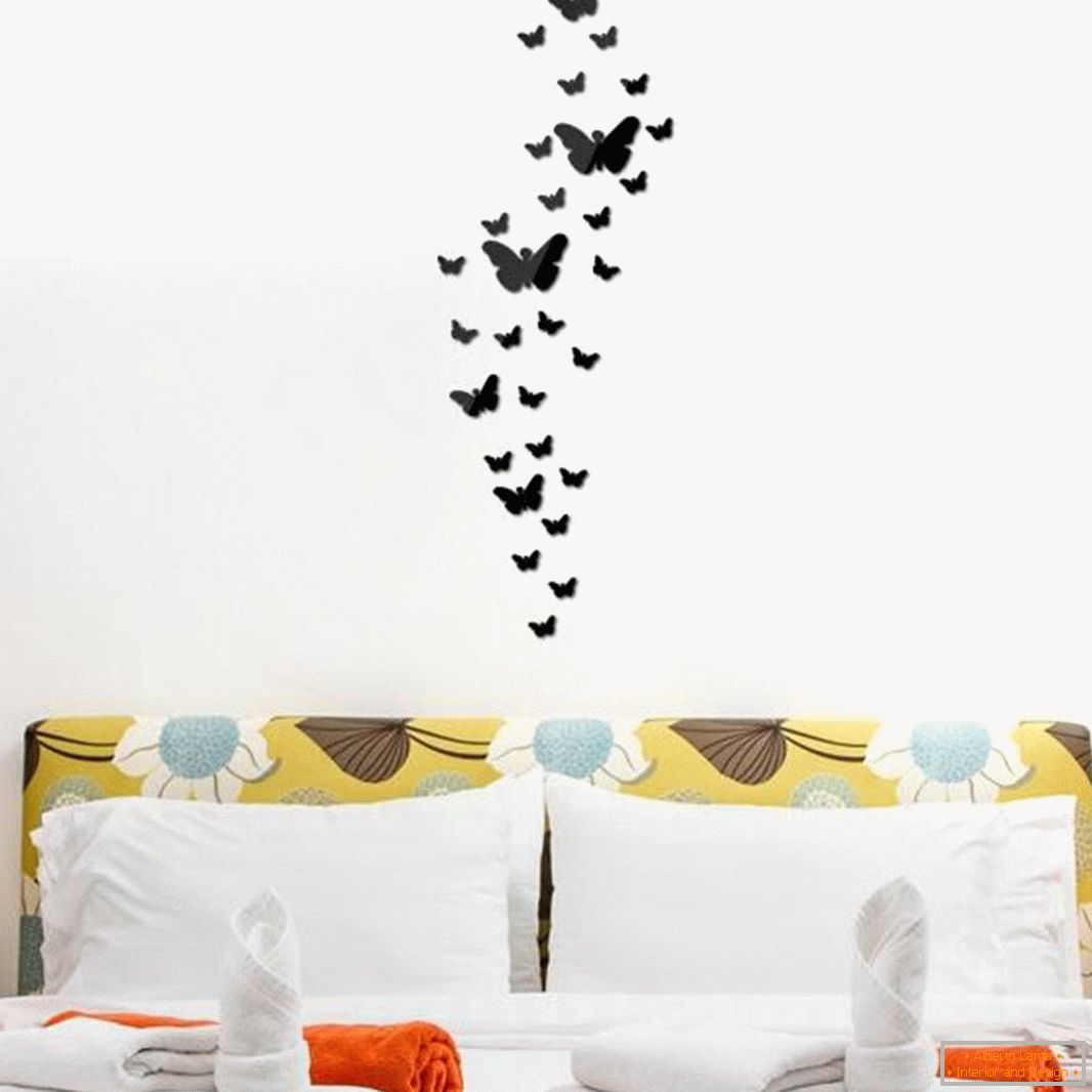Pillangók vinilfilmből az ágy fölött