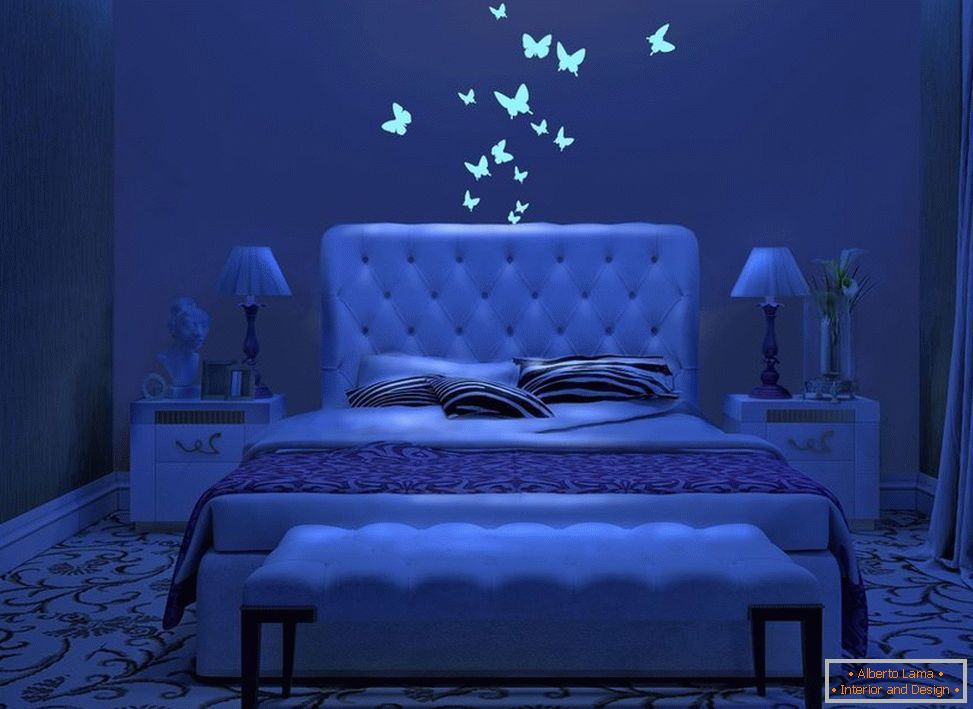 Izzó pillangók a hálószobában
