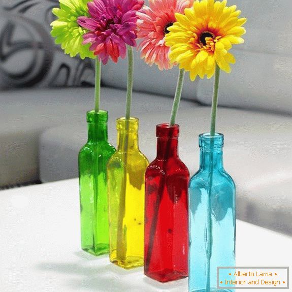 Palackok virágokból színes üvegből