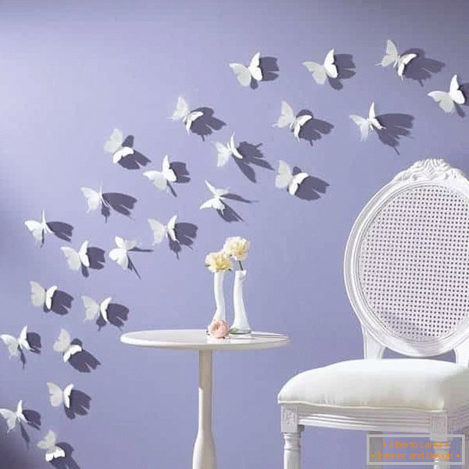 Fehér pillangók a falon