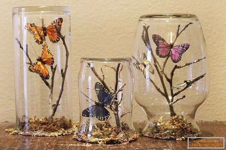 Vázák pillangókkal