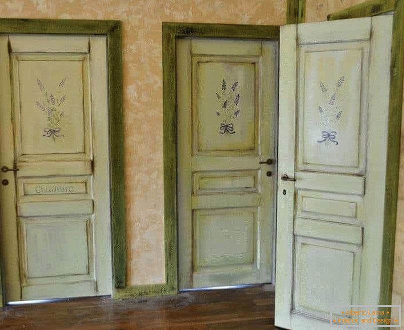 A régi ajtók illeszkednek a Provence és a Vintage stílusához