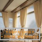 Függönyök és árnyékolók a nappali ablakain