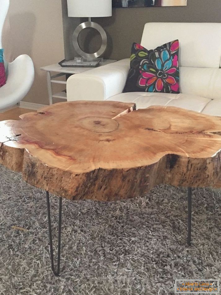Nagy, természetes fából készült dohányzóasztal