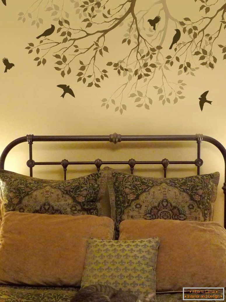 Fa madarakkal az ágy fölött