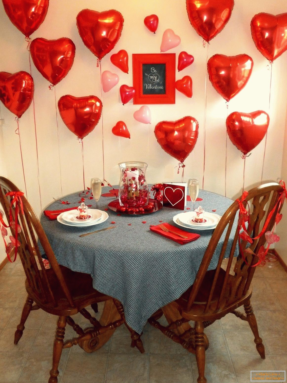 A szoba egy romantikus vacsorára díszítve