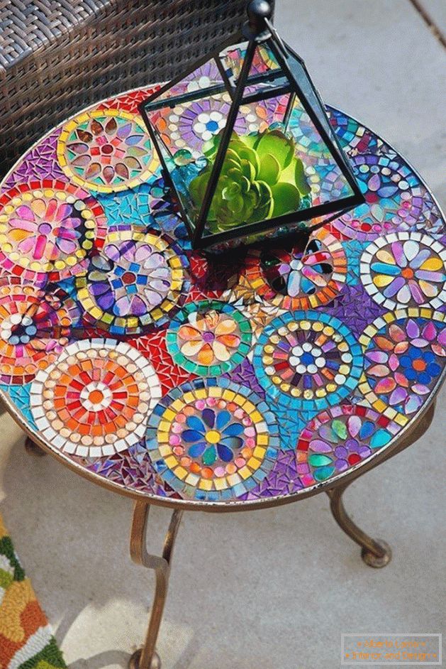 Dekorációs asztal színes üveggel
