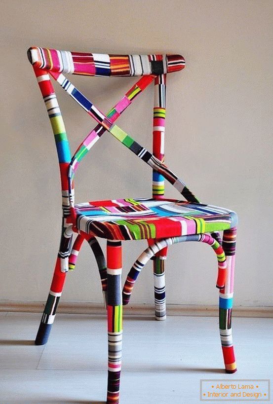 Egy szék beillesztése színes matricákkal