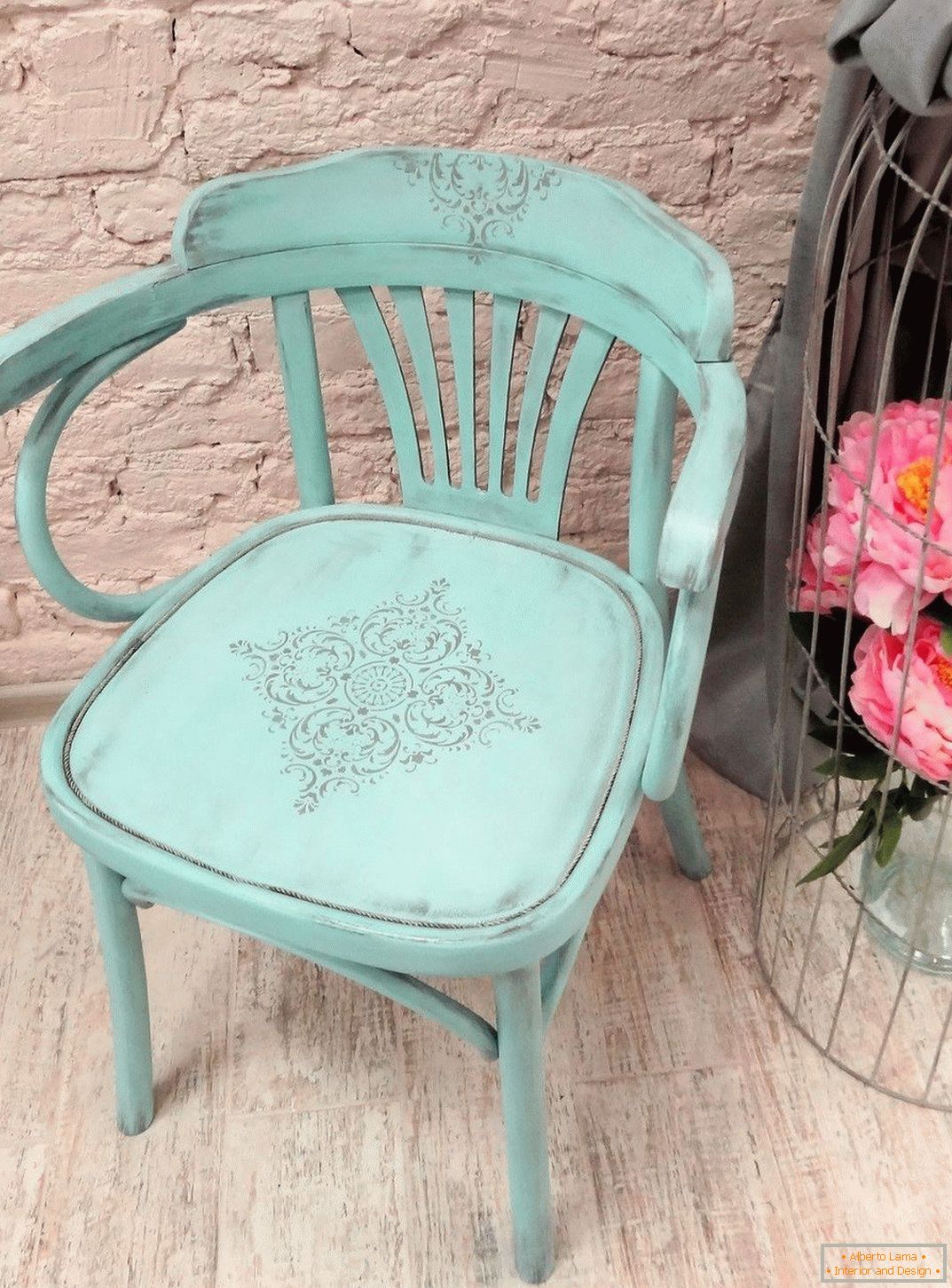 Dekor székek sablonokkal és festékkel