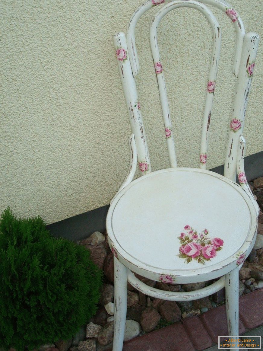 A szék Provence stílusban díszített