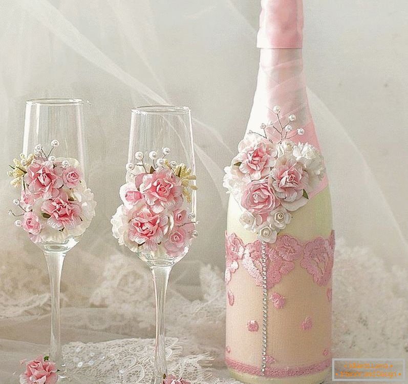 Dísz rózsákkal esküvői poharakkal