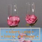 Esküvői poharak rózsaszirmokkal díszítéssel