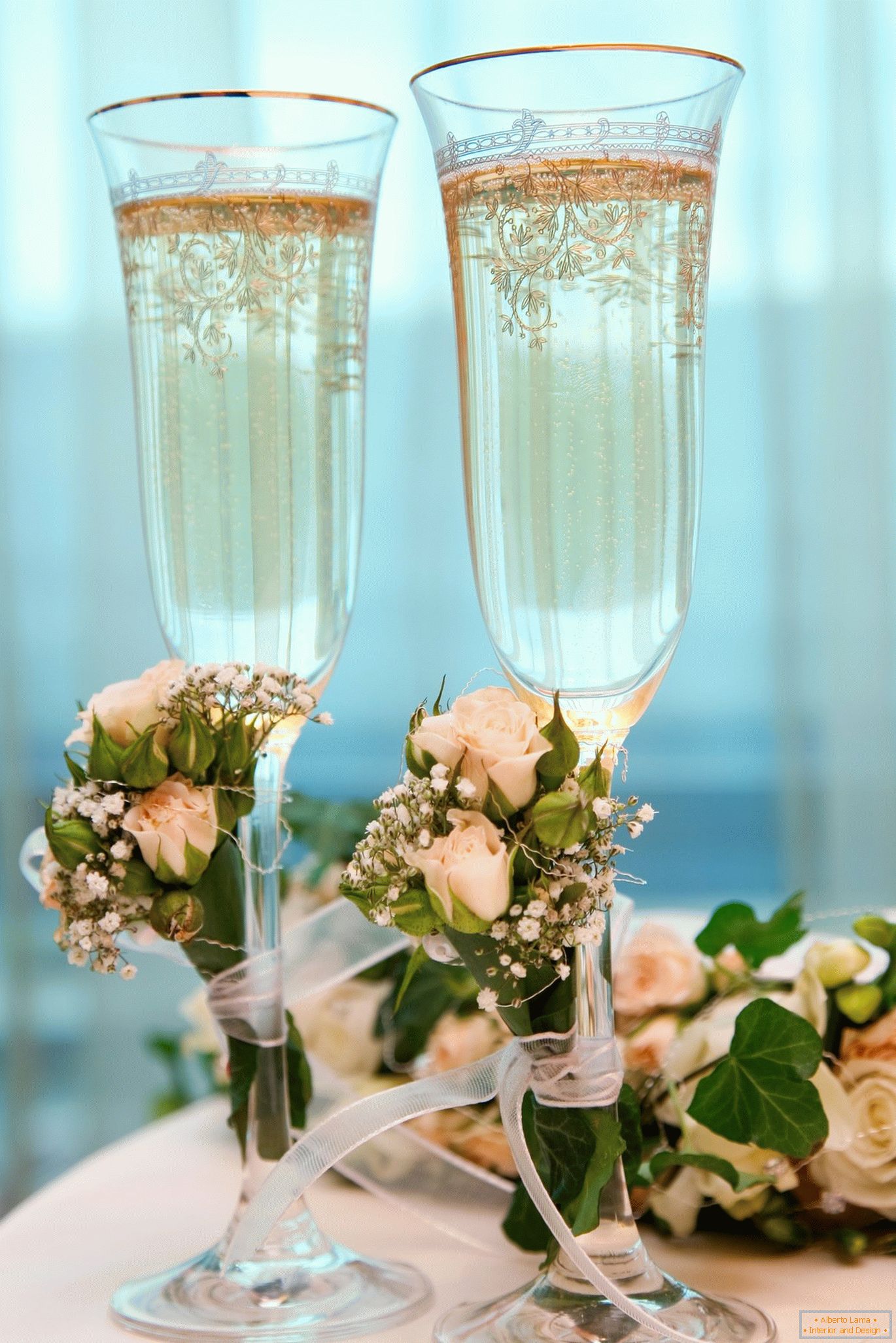 Esküvői poharak mesterséges virágokkal