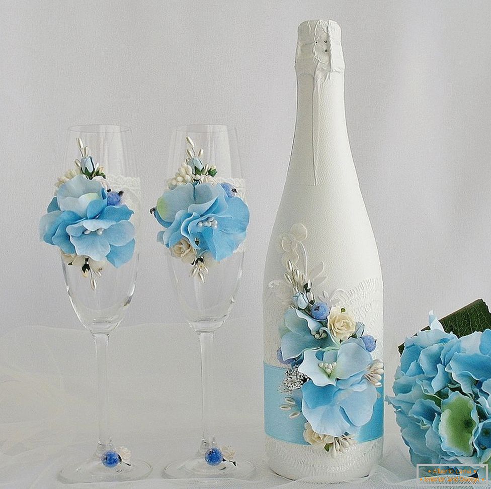 Esküvői poharak és palackok díszítése virágokkal