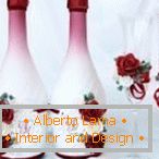 Vörös és fehér rózsák üvegeken és poharakon