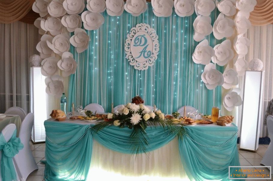 Fehér és türkizszínű színek az esküvői terem díszítésében