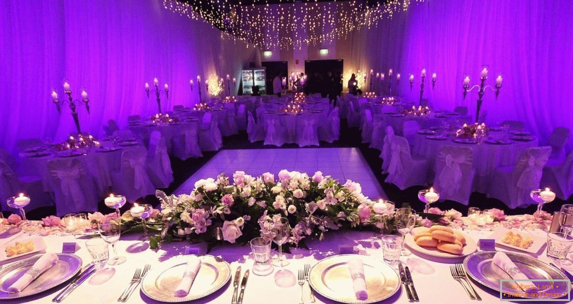 Az esküvői terem bejelentése lila színben