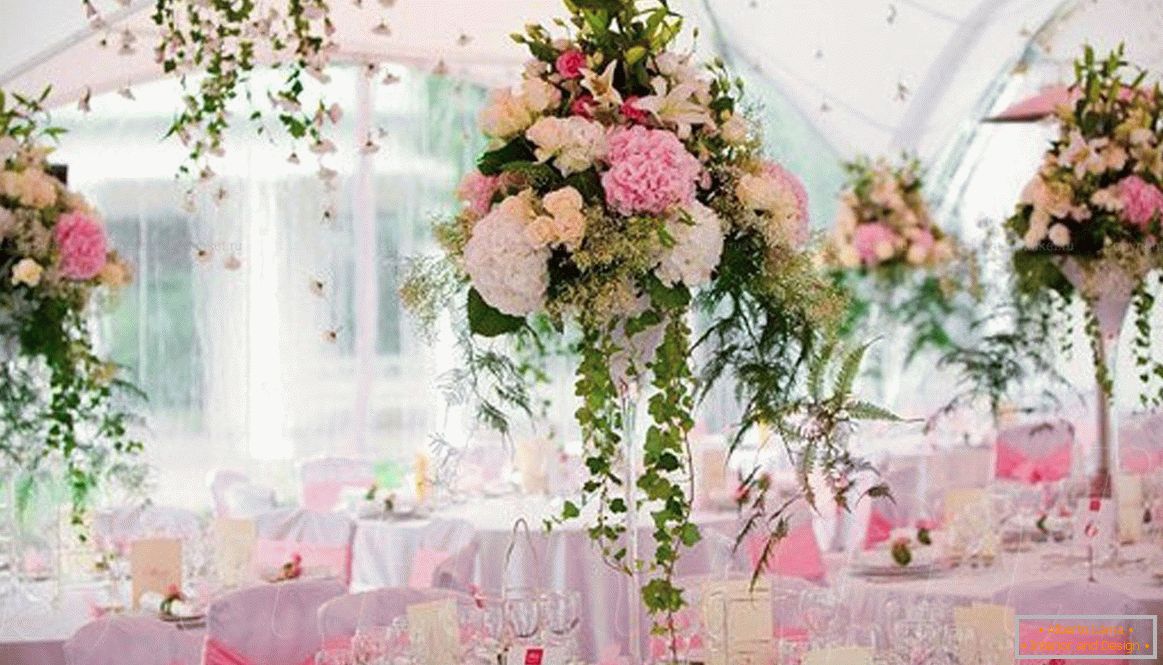 Az esküvői csarnok díszítése friss virágokkal