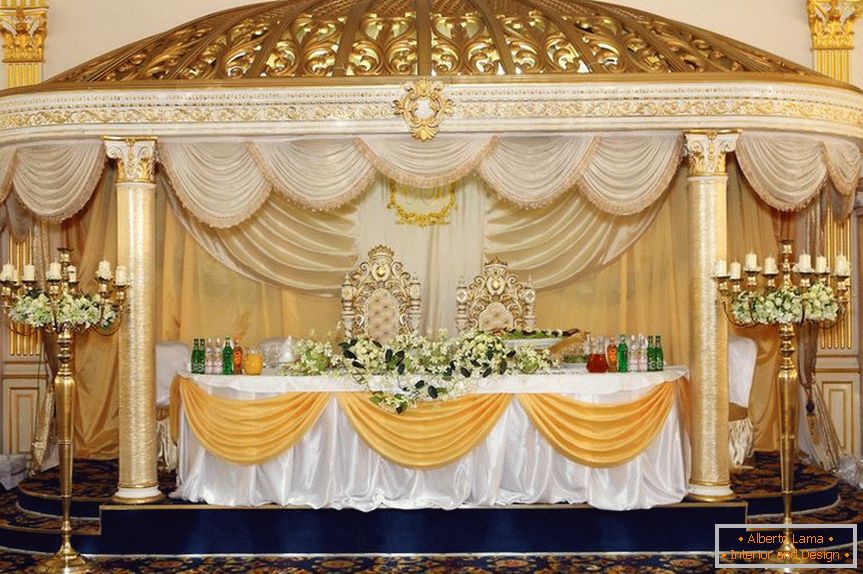 A menyasszony és a vőlegény asztala с шикарным оформлением
