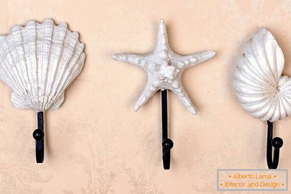 Fürdőszobai dekoráció - horgok a kagylós törülközőkhöz