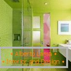 Üvegzuhany és zöld falak