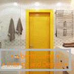 Sárga ajtó világos fürdőszobában