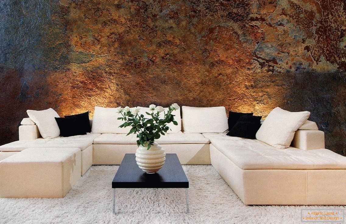 Fehér kanapé és egy fal kő alatt