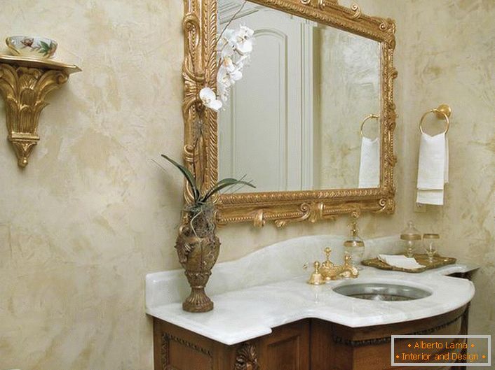 A velencei штукатурка в ванной комнате в стиле модерн.