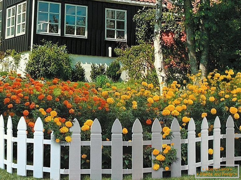 Dekoratív kerítés перед домом