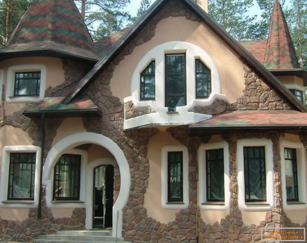 A ház homlokzatának díszítő kő díszítése