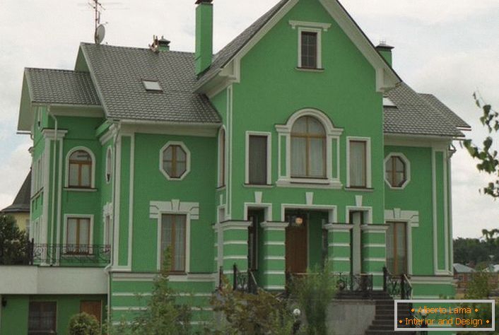 A zöld falakat stukkóval díszítik a klasszikus stílus szerint. Egy jó lehetőség egy vidéki ház díszítésére.
