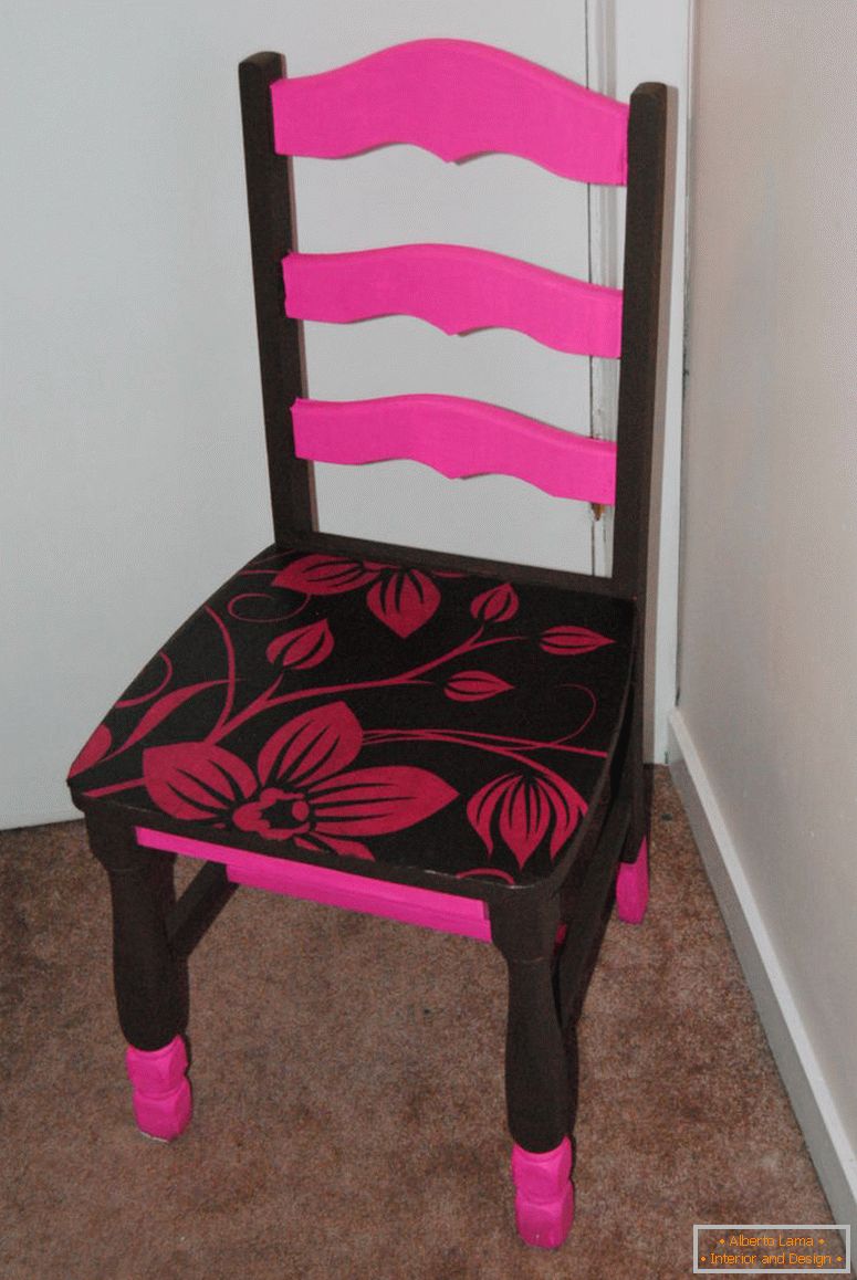 rózsaszín-barna festett decoupage-szék