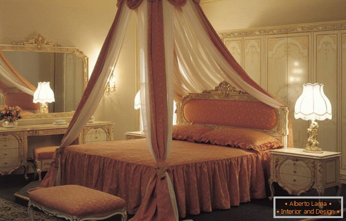 Baldachin az ágy fölött a legkülönfélébb elem a hálószobai dekoráció.