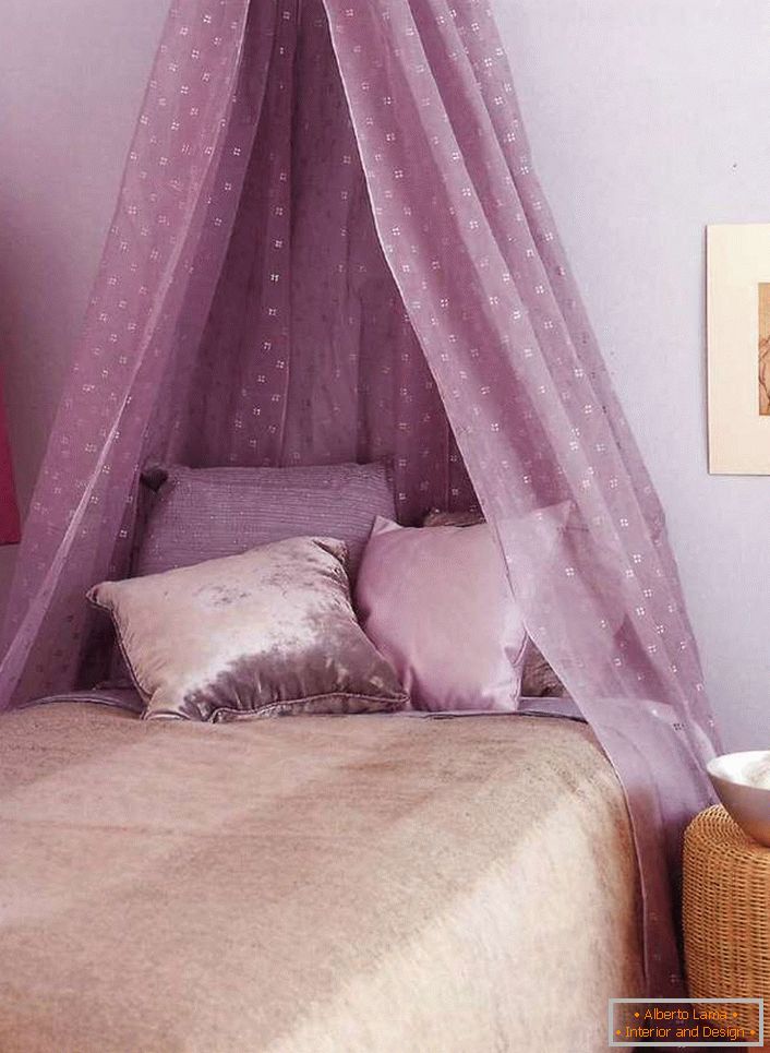 A könnyű lila árnyalatú lámpa a romantikus és nyugodt helyiségben teszi a szobát.