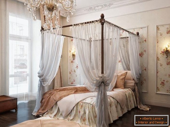 A barokk stílusban berendezett hálószobát elegáns, légterelővel díszítették, amely még pihentetőbbé teszi a pihenést. 