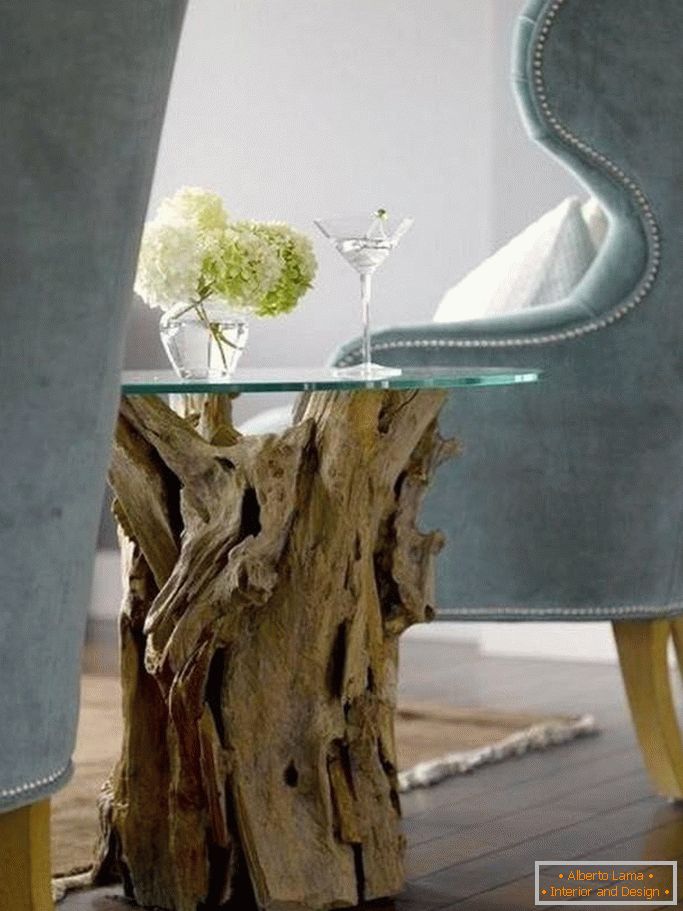 A driftwoodból és üvegből készült dohányzóasztal