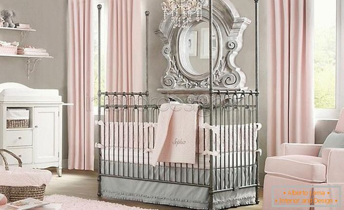 A szoba minimalista stílusban a baba számára. A belső térben a barokk stílus visszhangja látható, amely harmonikusan illeszkedik az átfogó tervezési koncepcióba.
