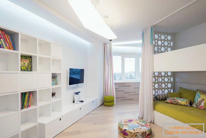 A gyermekszoba belseje, mint például a megfelelően kiválasztott bútorok a minimalizmus stílusához. 
