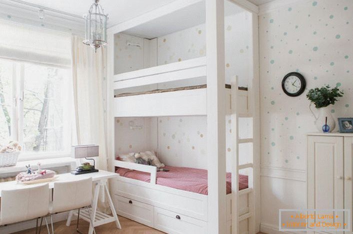 A gyermekszoba finom, kényelmes kialakítása a minimalizmus stílusában érdekes lakonizmus, kényszerformák. 