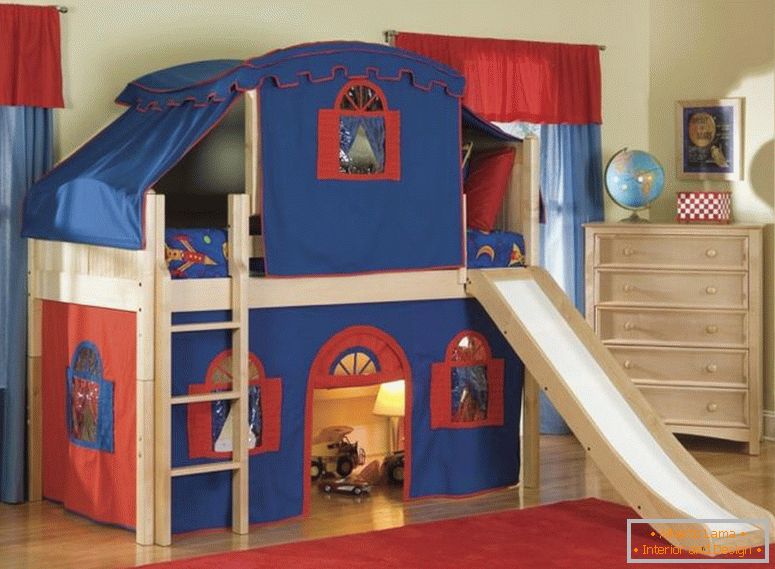 Csodálatos-cool-gyerek ágy-with-krém-fa-emeletes ágyas sátor-be-szerelve-piros-kék-szövet-sátor-on-the-ágyak-és világos barna fa szekrény-5- fiók-közeli ablak is piros-fur-szőnyegek-fent fa padló-with-gyerekek-b