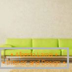 A belső tér minimalista stílusban világos zöld kanapéval